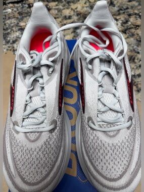 Brooks women’s 10 revel 9 shoes- new in box